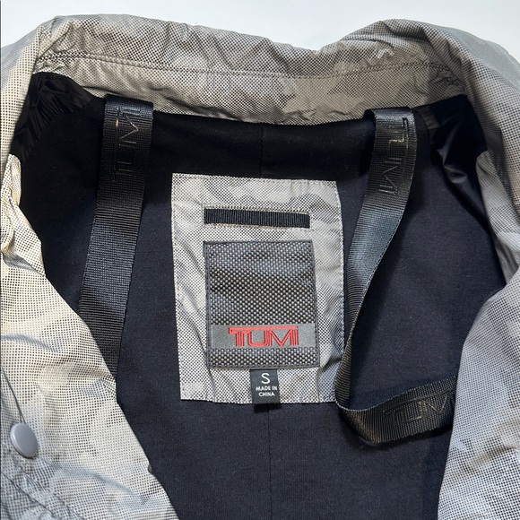 TUMI Men's Camo Reflective Packable Rain Jacket - Picture 2 of 13